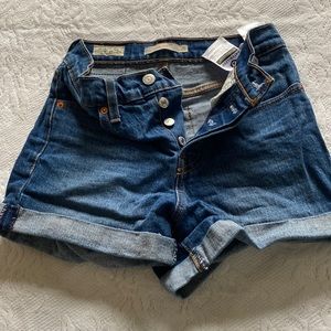 Junior girls Levi shorts size 25 wedgie short. Excellent condition. Button fly